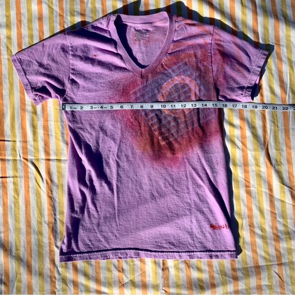 Hanes Handmade V-Neck “Q” Purple Painted Letter Tee One of A Kind Size Small 💜 - Picture 10 of 16